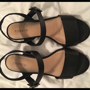 Torrid 10W black wedge sandals